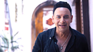 (مصطفى قمر) يعود بقوة إلى الساحة الغنائية بخطة طرح جديدة لألبومه المنتظر