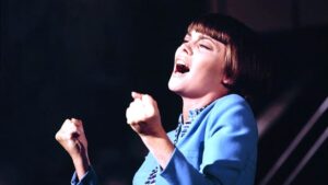 (ميراي ماتيو).. أسطورة فرنسا الغنائية تحتفل بـ 60 عاما على انطلاقتها الغنائية