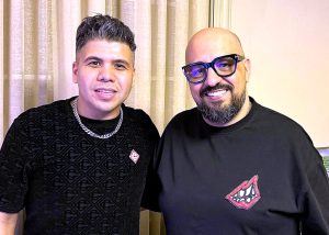 (عمر كمال) يقدم تجربة فنية جديدة من خلال ألبومه الغنائي الجديد