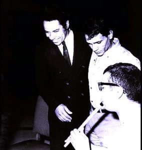 سيدة تغزل على نولها سبب مولد رائعة (عبد الهادي بلخياط): (في قلبي جرح قديم)