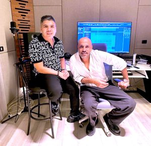 (عمر كمال) يقدم تجربة فنية جديدة من خلال ألبومه الغنائي الجديد