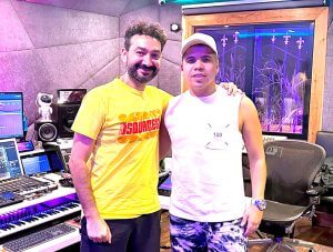 (عمر كمال) يقدم تجربة فنية جديدة من خلال ألبومه الغنائي الجديد