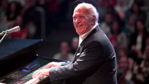 (مصطفى كامل) يطمئن جمهور الموسيقار الكبير (عمر خيرت) على حالته الصحية