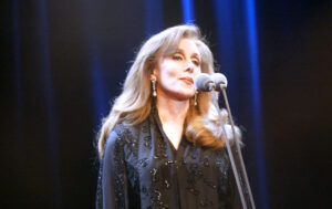 محمد الروبي يكتب: (فيروز) و(أم كلثوم): كيف يختارنا الغناء؟