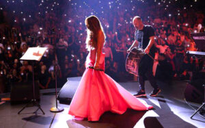 (نجوى كرم) تتألق بسحرها المعتاد وحضورها المتوهّج، على مسرح دارلينغ هاربور