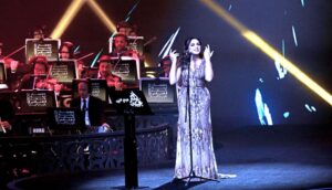 النجمة الأسطورية (أنغام) تقدم ليلتين من ليالي العمر بإطلالة أنيقة في الكويت