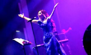 (نجوى كرم) تتألق بسحرها المعتاد وحضورها المتوهّج، على مسرح دارلينغ هاربور