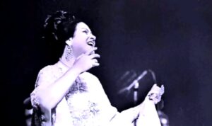 محمد الروبي يكتب: (فيروز) و(أم كلثوم): كيف يختارنا الغناء؟