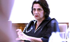 كتاب جديد يكشف عن رحلة (هيام عباس) بين الفن والهوية