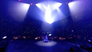 (نجوى كرم) تتألق بسحرها المعتاد وحضورها المتوهّج، على مسرح دارلينغ هاربور