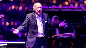 (مصطفى كامل) يطمئن جمهور الموسيقار الكبير (عمر خيرت) على حالته الصحية