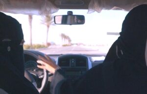 معاناة (عزة).. الفتاة التي تمردت علي عادات المجتمع السعودي بكل قوة!