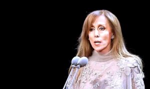 محمد الروبي يكتب: (فيروز) و(أم كلثوم): كيف يختارنا الغناء؟