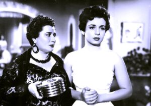 (سميرة أحمد).. كانت رمزاً للبنت الخجول المليئة بالحيوية وجسدت دور الأم وهى لديها 23 سنة!