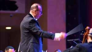 قصيدة عشق مصرية في (أوبرا قطر).. عزفت أشهر المؤلفات الموسيقية، وكرمت (عمر خيرت)