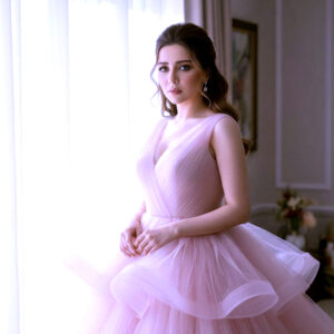 (مي عز الدين) تلفت الأنظار بسبب زوجها، وتعلن تأجيل مسلسلها (قبل وبعد)