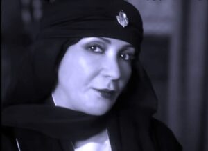 أخطاء فيلم (الست) التاريخية.. زيفت حكاية (آخر ساعة، وثورة يوليو)، ورسخت لجشع والدها (2/2)