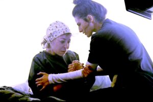 (منة شلبي) مشغولة هذه الأيام بين (عنبر الموت) و(تحت الحصار)