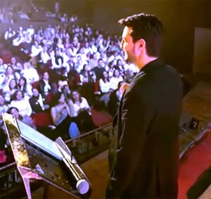 (جهاد جبارة) يقود جولة (كلنا نغني)، حيث يمزج بين الأصالة والابتكار