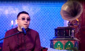 (زكرياء الغفولي) يعيد رسم حدود الطرب بأداء (شويخ من أرض مكناس)