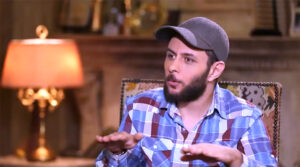 (عمر فاروق الفيشاوي): هوس ركوب الترند وراء انفعال شقيقي أحمد!