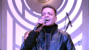 (طارق الشيخ) يغني لعدد من أبرز المطربين في حلقة خاصة