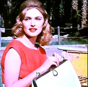 (مريم فخر الدين): الأم الجميلة المرغوبة من الرجال رغم أمومتها وتقدم العمر! (1)