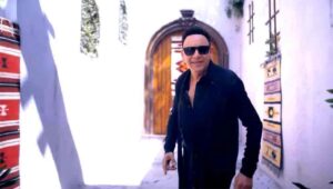 زوجة (مصطفي قمر) تظهر في كليب (مش هاشوفك)