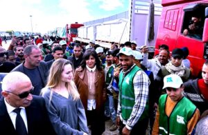 (إنجلينا جولي) تتفقد معبد رفح البري لدعم مصابيين غزة