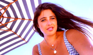 الجمهور ينتصر لـ (ياسمين عبد العزيز) بعد تسريب صورها بالمايوه!