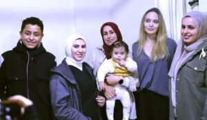 (إنجلينا جولي) تتفقد معبد رفح البري لدعم مصابيين غزة