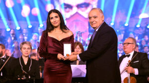 (أسافر وحدي ملكاً).. ملحمة موسيقية أضاءت سماء بيروت بصوت (هبة طوجي)