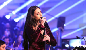 (أسافر وحدي ملكاً).. ملحمة موسيقية أضاءت سماء بيروت بصوت (هبة طوجي)