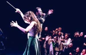 (أمل قرمازي) تقود أوركسترا (مزيكا) على مسرح (باتاكلان) مع روائع فيروز