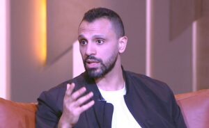 (زاب ثروت) يغير جلده ويقدم لونًا مختلفًا عن أغاني الراب التي اعتاد عليها