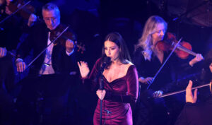 (أسافر وحدي ملكاً).. ملحمة موسيقية أضاءت سماء بيروت بصوت (هبة طوجي)