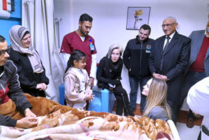 (إنجلينا جولي) تتفقد معبد رفح البري لدعم مصابيين غزة