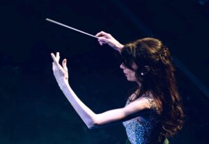 (أمل قرمازي) تقود أوركسترا (مزيكا) على مسرح (باتاكلان) مع روائع فيروز