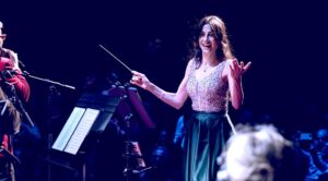 (أمل قرمازي) تقود أوركسترا (مزيكا) على مسرح (باتاكلان) مع روائع فيروز