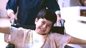 (حسين الجسمي).. يقدم صياغة شعرية تحمل إحساسًا عفويًا نابضًا بالبراءة