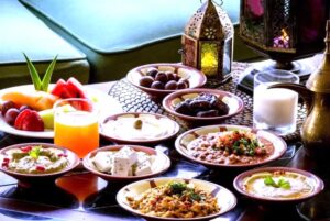 خبيرة الإتيكيت (شيرين الألفي) تكشف: لا يُفضل التأخر عن موعد الإفطار