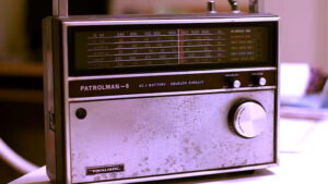 الإذاعي (شريف عبد الوهاب): (الراديو).. كان ولا يزال، الوسيلة الأقرب إلى الناس