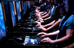 في (بورصة المسلسلات): (صحاب الأرض) على القمة، ينافسه (رأس الأفعى) و(عين سحرية) و(اتنين غيرنا)، و(كان يما كان).