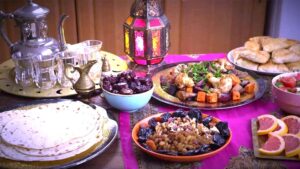 خبيرة الإتيكيت (شيرين الألفي) تكشف: لا يُفضل التأخر عن موعد الإفطار