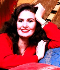 (يسرا).. إمرأة متسربلة بالشمس، والقمر تحت رجليها، وعلى رأسها إكليل من النجوم