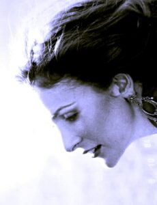 (يسرا).. إمرأة متسربلة بالشمس، والقمر تحت رجليها، وعلى رأسها إكليل من النجوم