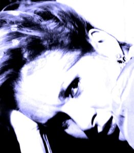 (يسرا).. إمرأة متسربلة بالشمس، والقمر تحت رجليها، وعلى رأسها إكليل من النجوم