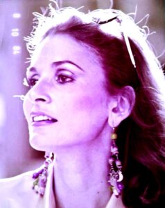 (يسرا).. إمرأة متسربلة بالشمس، والقمر تحت رجليها، وعلى رأسها إكليل من النجوم