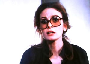 (يسرا).. إمرأة متسربلة بالشمس، والقمر تحت رجليها، وعلى رأسها إكليل من النجوم