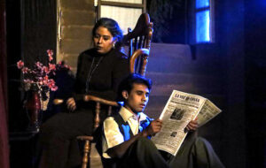 (الكمامة) يبدأ عروض الدورة الحادية والأربعين من (مهرجان المسرح العالمي)